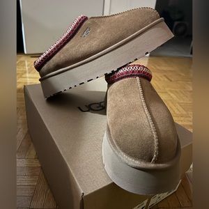 Brand new Ugg Taz platform size 9.